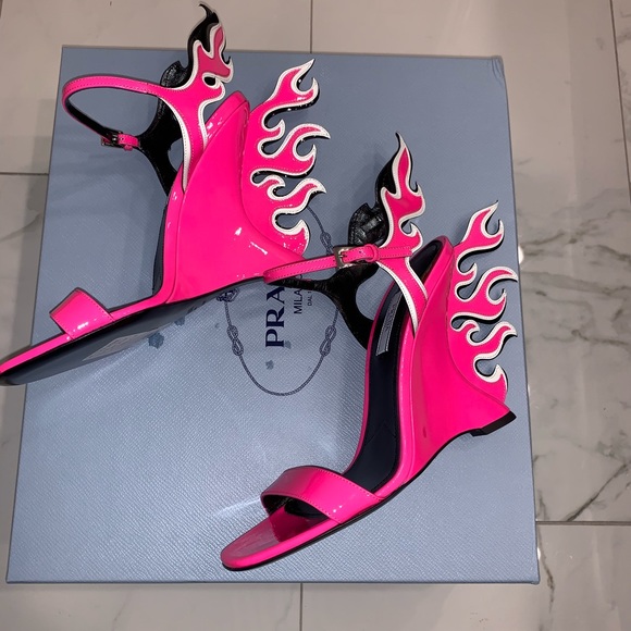 ❗️SOLD❗️Prada Flame heels - Picture 2 of 6